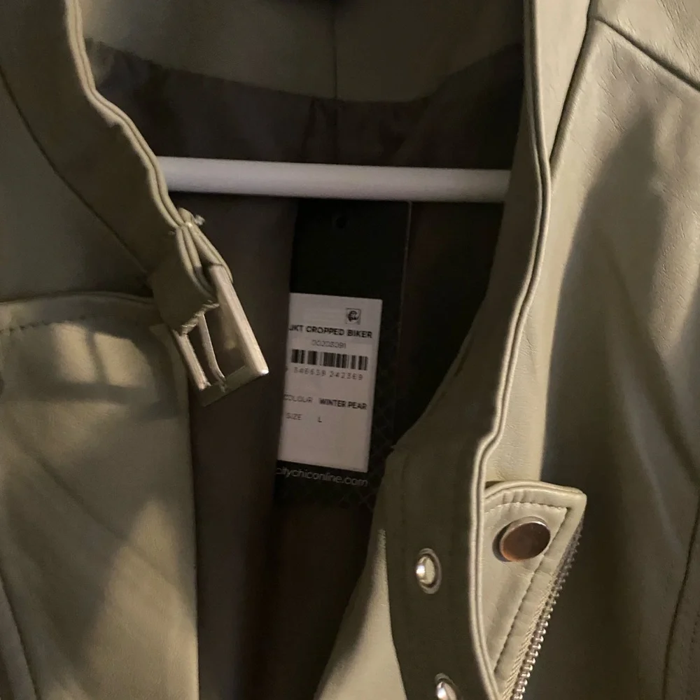 Crop Faux Leather Biker Jacket
CITY CHIC size L in Winter Pear (color) - Picture 5 of 5